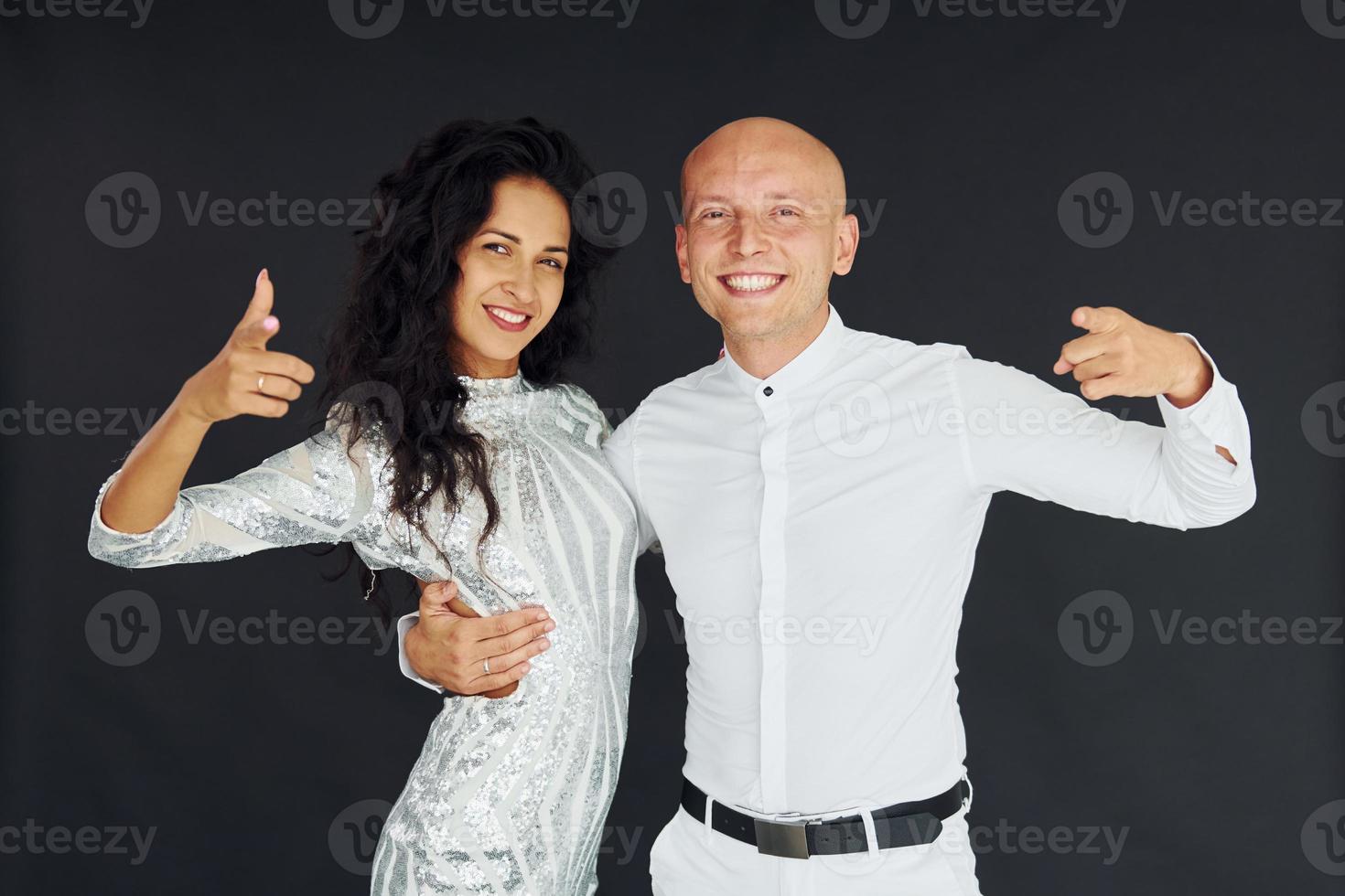 en el estudio. una pareja alegre está junta en el interior foto