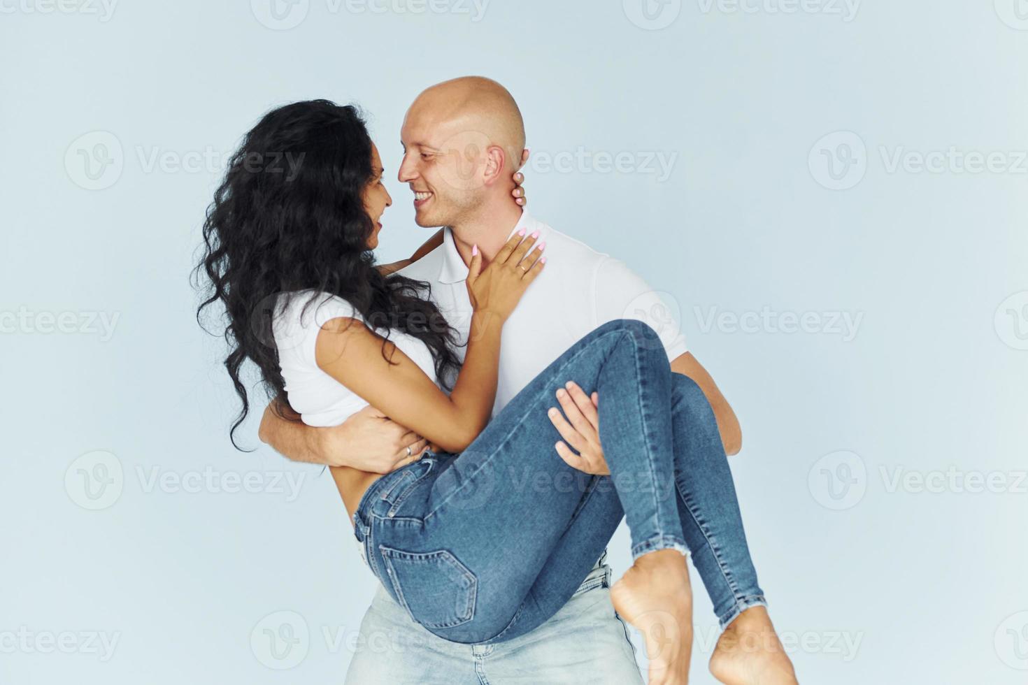 feliz fin de semana. una pareja alegre está junta en el interior foto