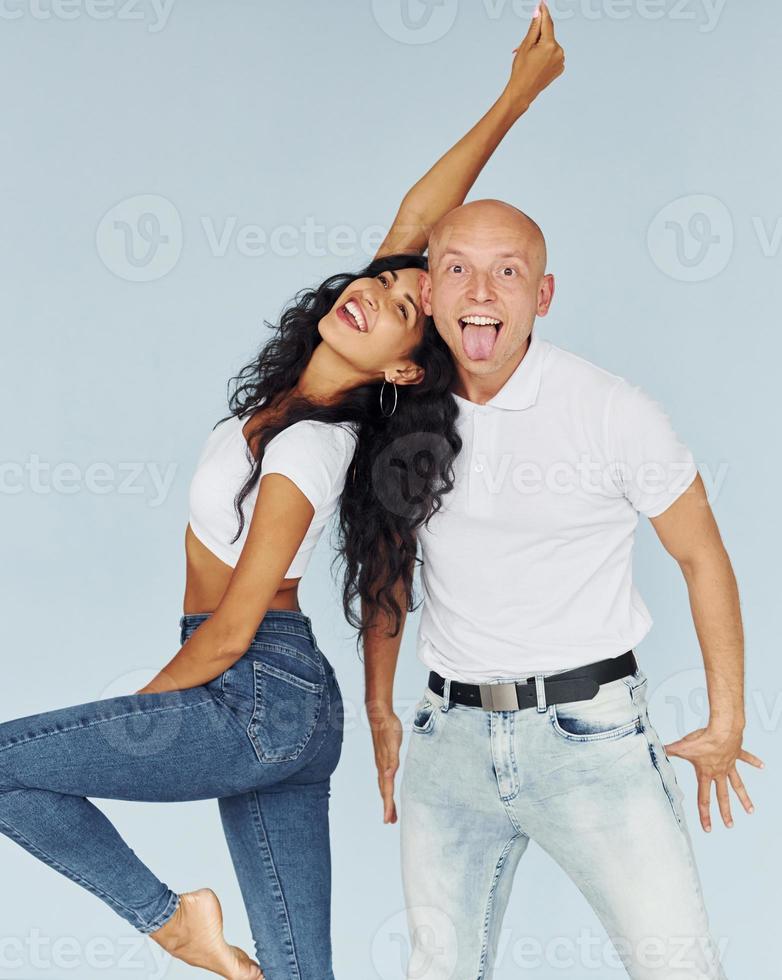 gesticulando y divirtiéndose. una pareja alegre está junta en el interior foto