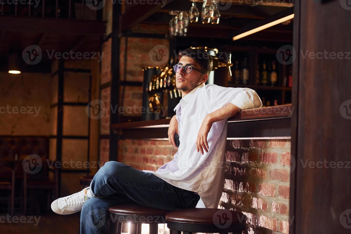 Descansando. hombre con ropa informal sentado en el pub foto