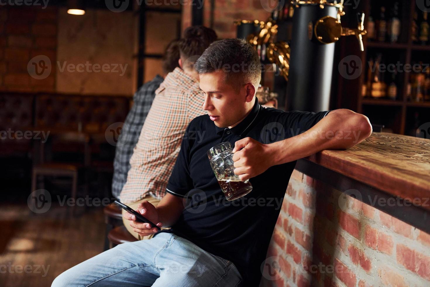 actividades de fin de semana. gente con ropa informal sentada en el pub foto