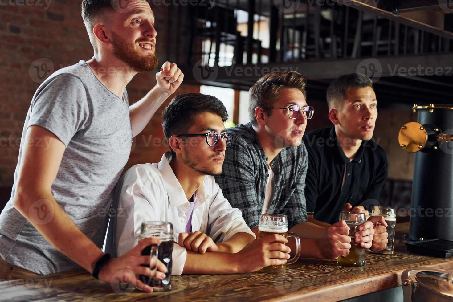 bebidas alcohólicas. gente con ropa informal sentada en el pub foto