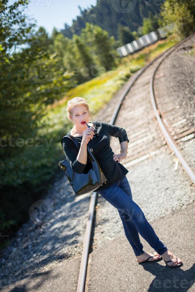 mujer bonita en el ferrocarril foto