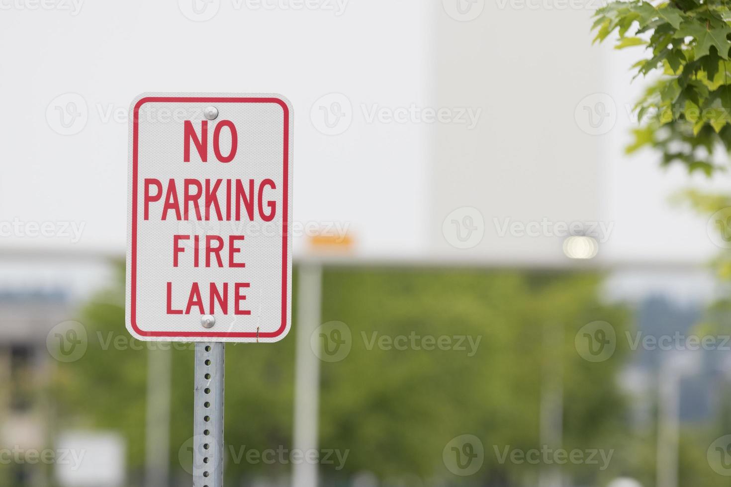 no hay señal de carril de fuego de estacionamiento cerca antes de un puente foto