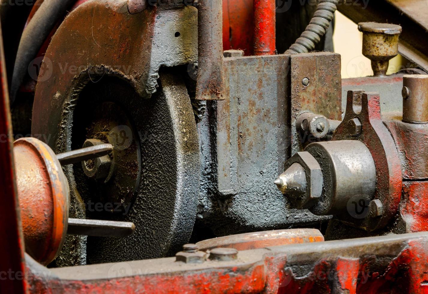 Taller de máquinas automotrices antiguas antiguas máquina rectificadora de pistones sucios foto