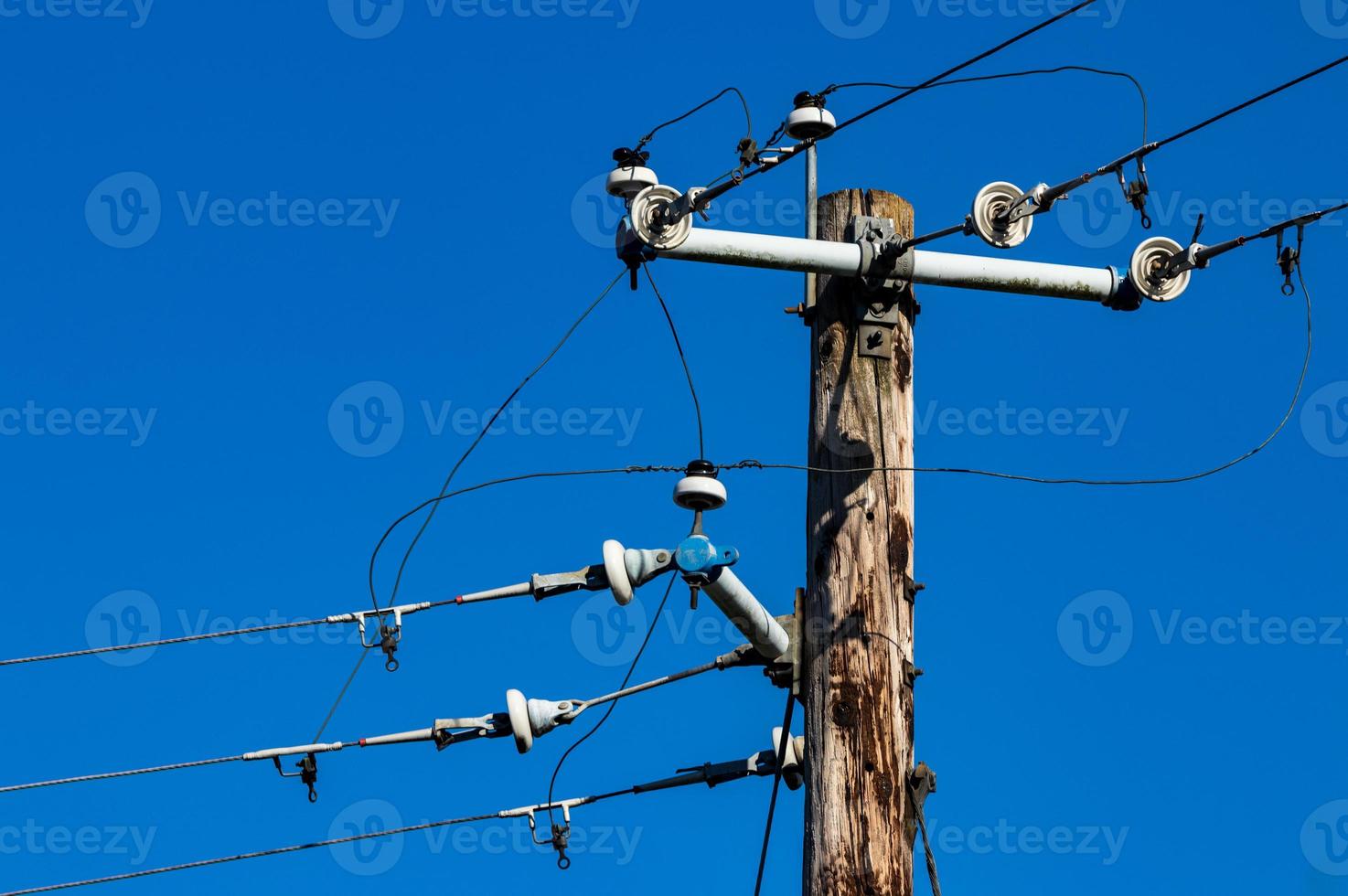 viejo poste de energía con aisladores y cables foto