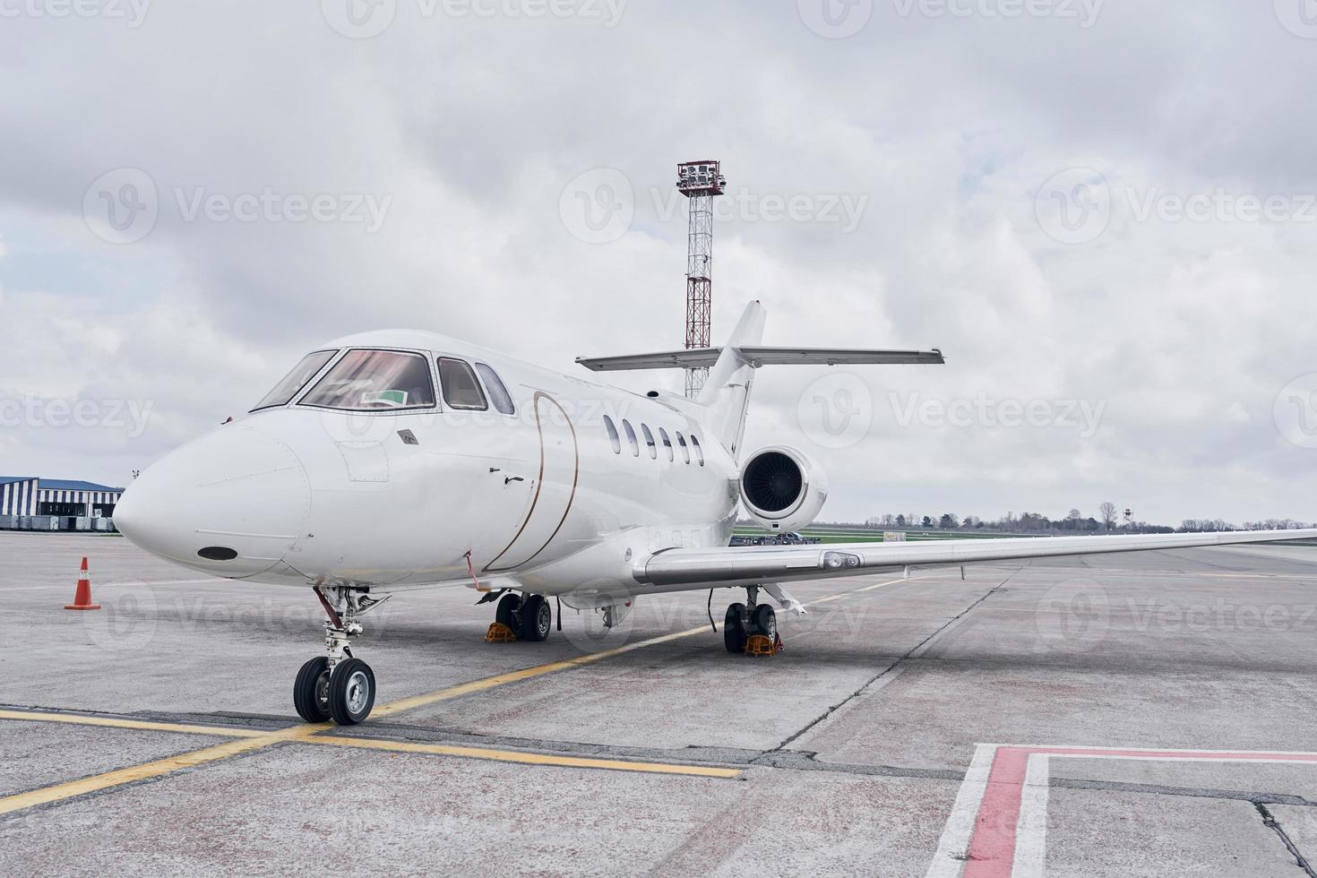 vista frontal. avión turbohélice estacionado en la pista durante el día foto