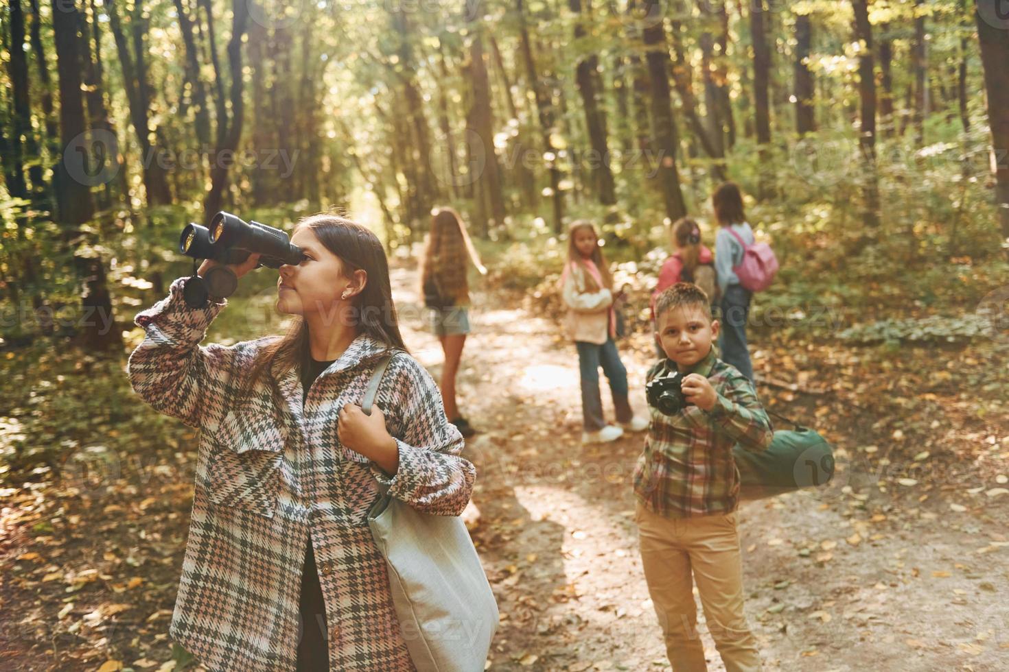 descubriendo nuevos lugares. niños en el bosque verde durante el día de verano juntos foto