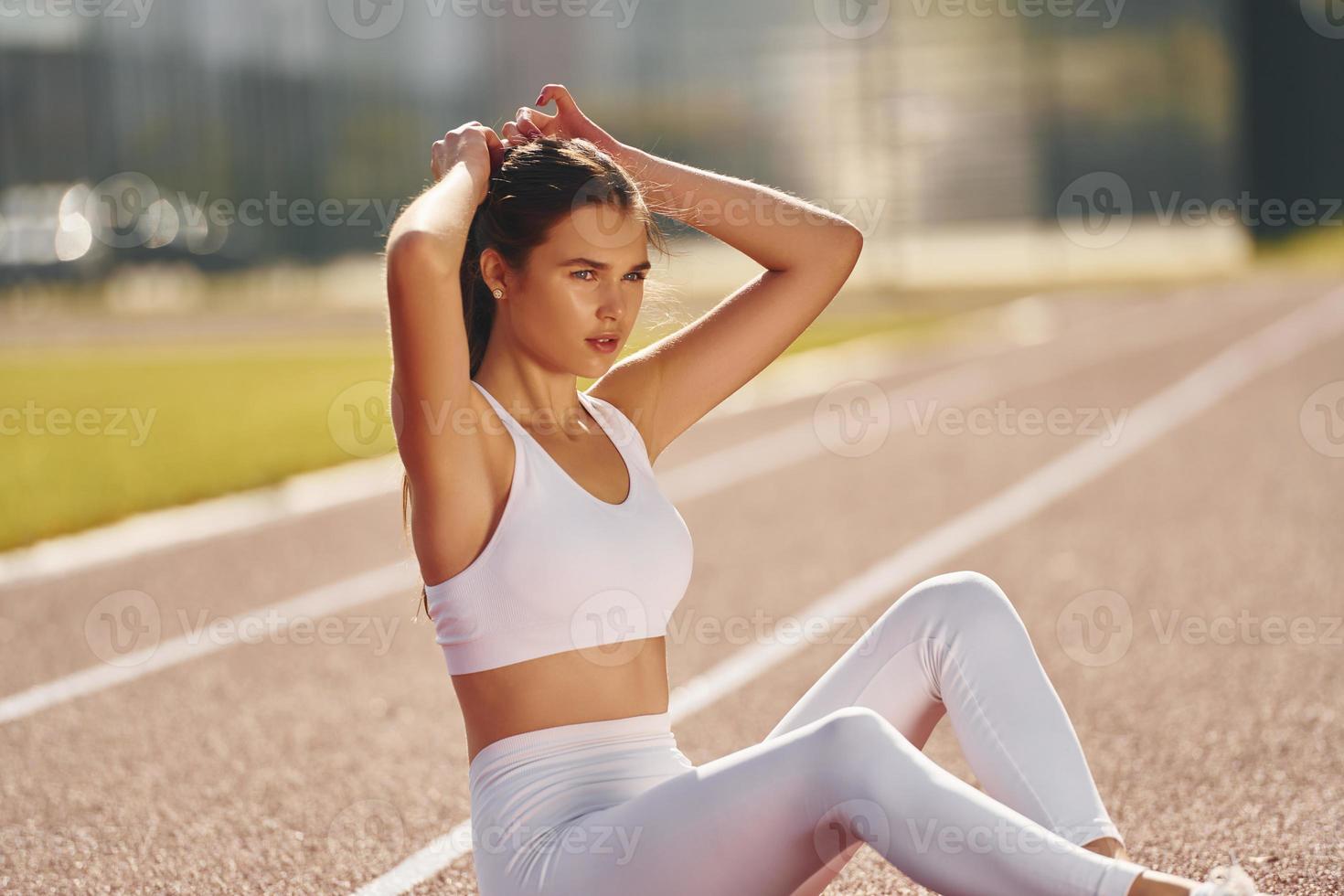 Mujer Deportiva Haciendo Ejercicio En Ropa Deportiva En El Estudio. Deporte  Mujer En Ropa Deportiva Haciendo Ejercicio Fotos, retratos, imágenes y  fotografía de archivo libres de derecho. Image 192838418