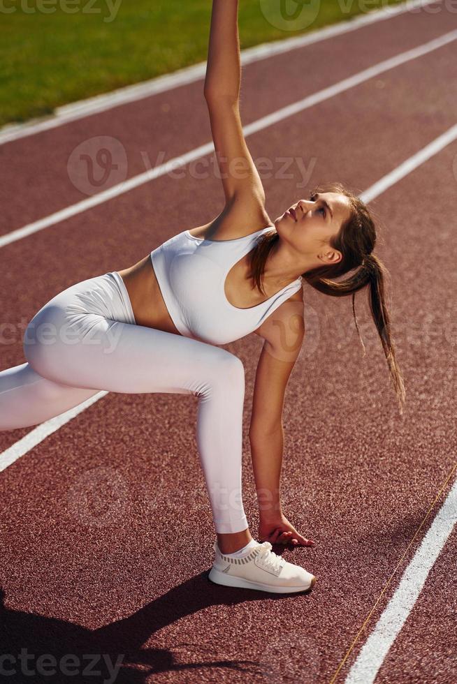 atleta enfocado. mujer joven en ropa deportiva está haciendo ejercicio al  aire libre 15461176 Foto de stock en Vecteezy