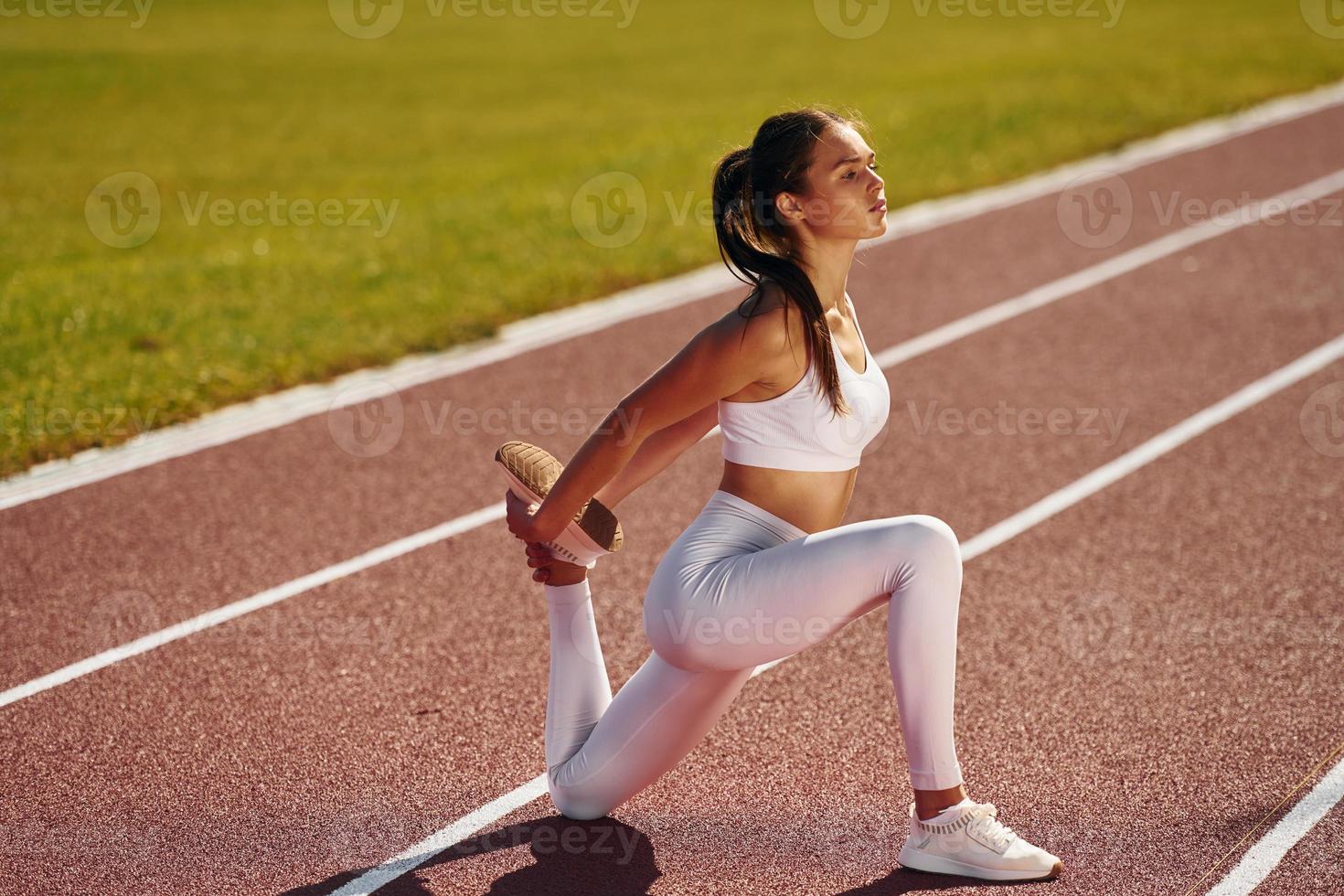 atleta enfocado. mujer joven en ropa deportiva está haciendo