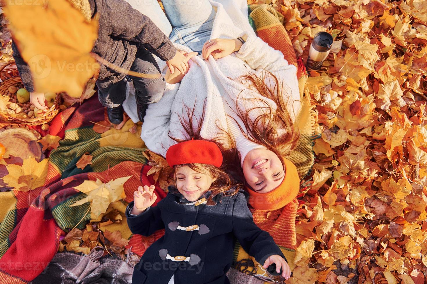 la chica lleva una boina roja. madre con su pequeña hija está paseando por el parque de otoño foto