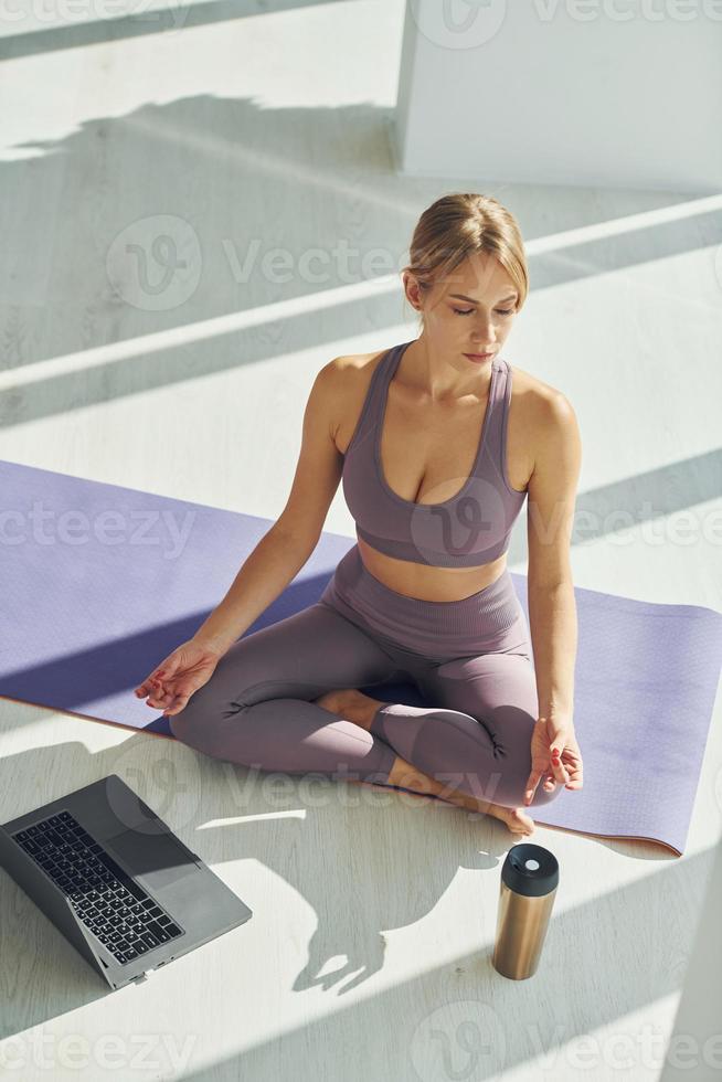 haciendo ejercicios de yoga. mujer con cuerpo delgado deportivo en ropa  interior que está en el estudio 15302733 Foto de stock en Vecteezy