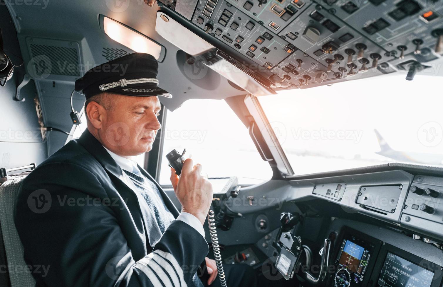 un piloto profesional está en la cabina. concepción del trabajo foto