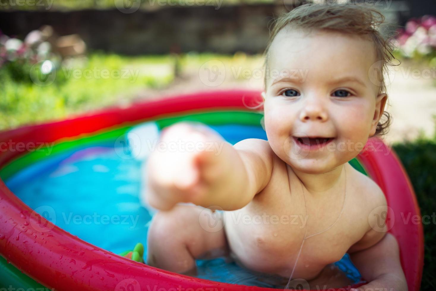 Niña pequeña nadando en piscina foto