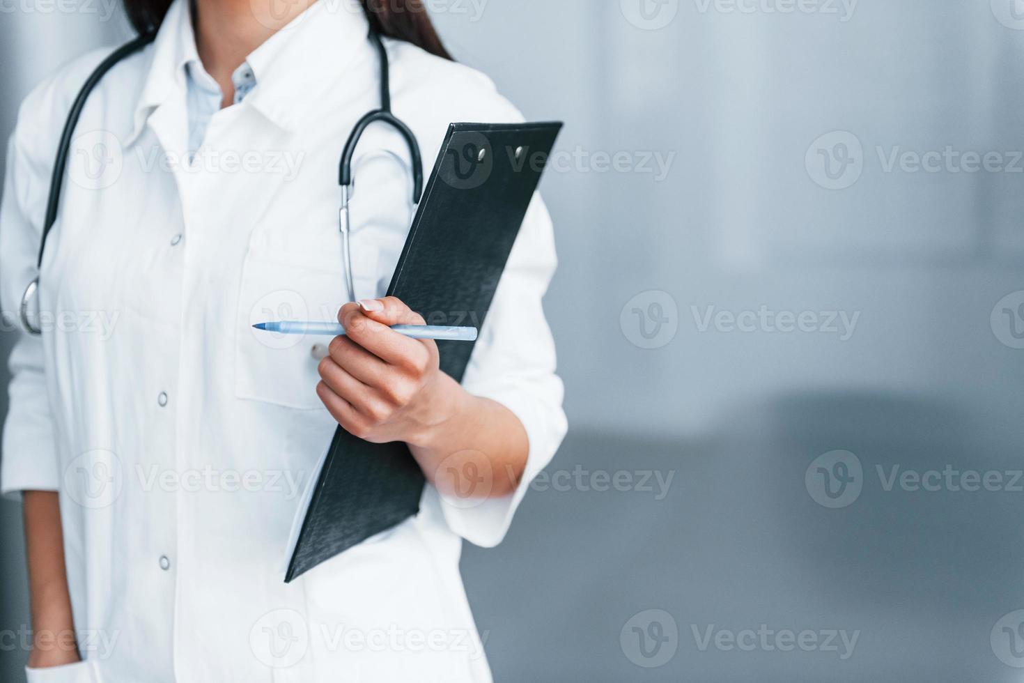 vista de cerca de la joven enfermera que se encuentra en el interior de una clínica moderna. concepción de la salud foto