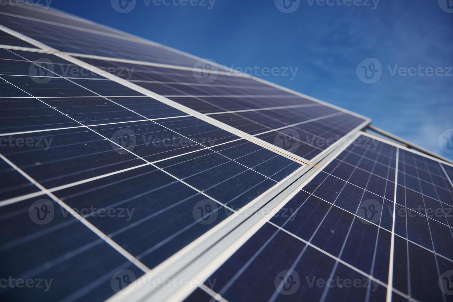 vista de cerca de la superficie pulida de las baterías solares durante el día soleado foto