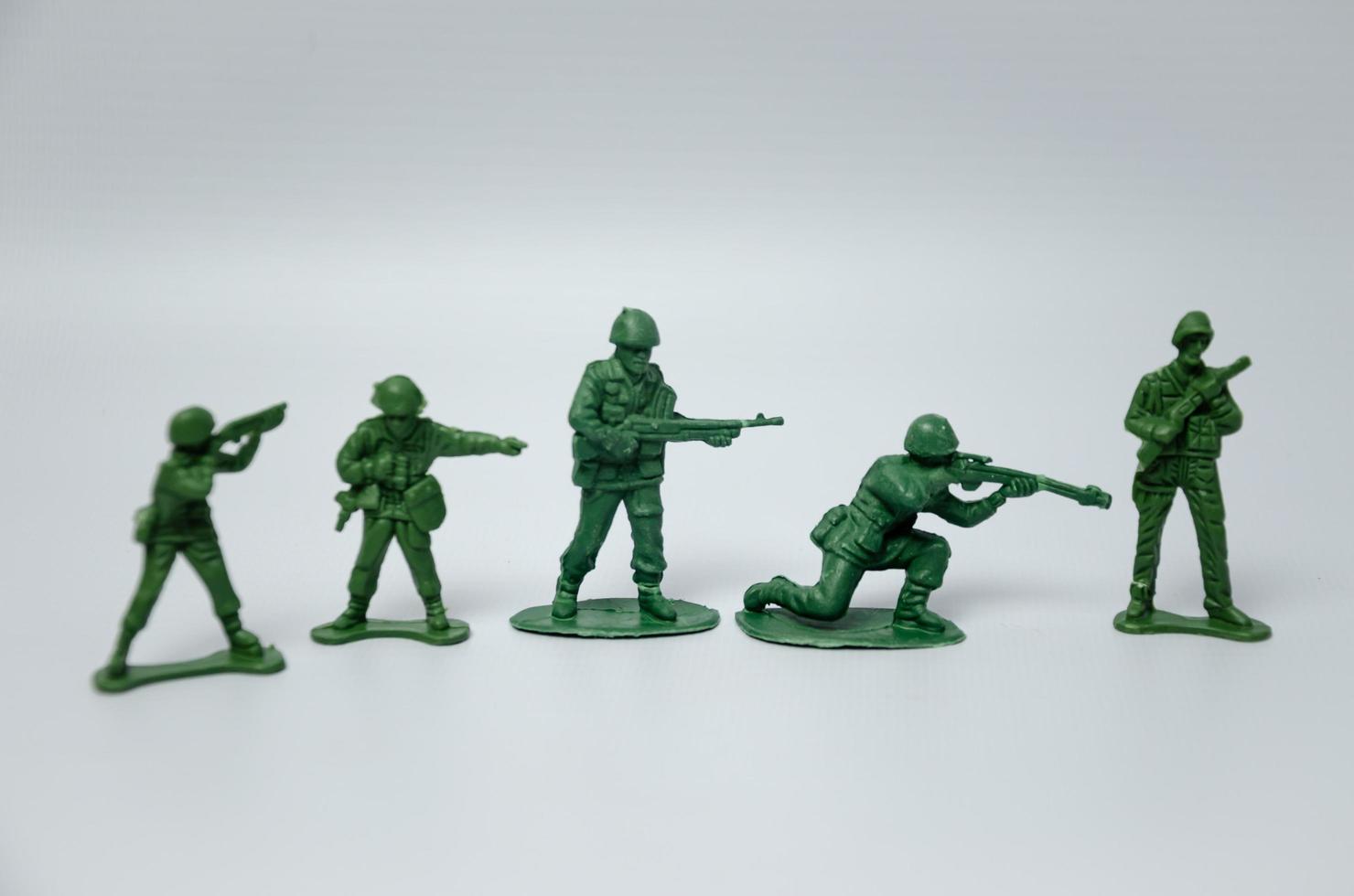 soldados de juguete sobre un fondo claro cinco piezas foto