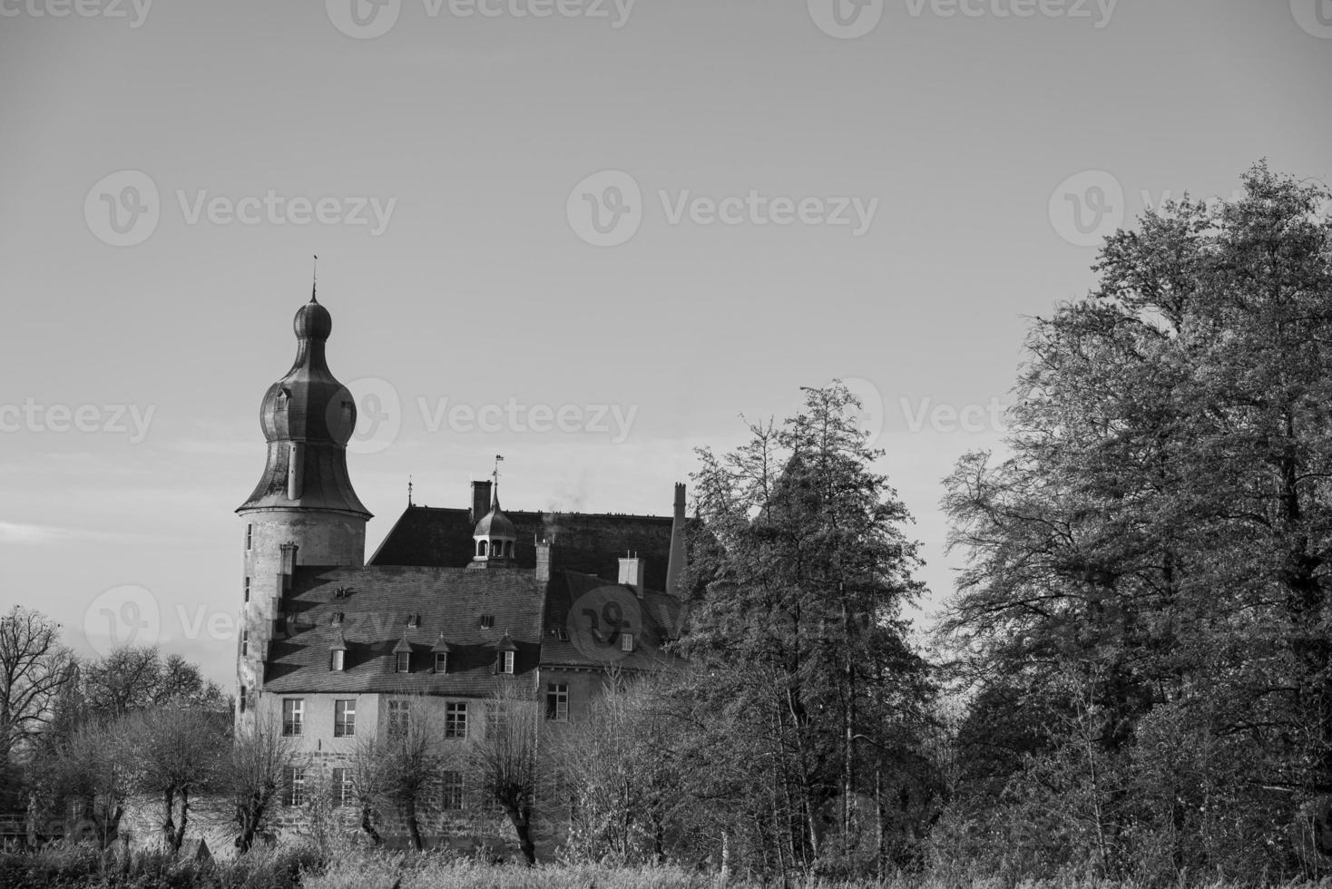 tiempo de otoño en un castillo alemán foto