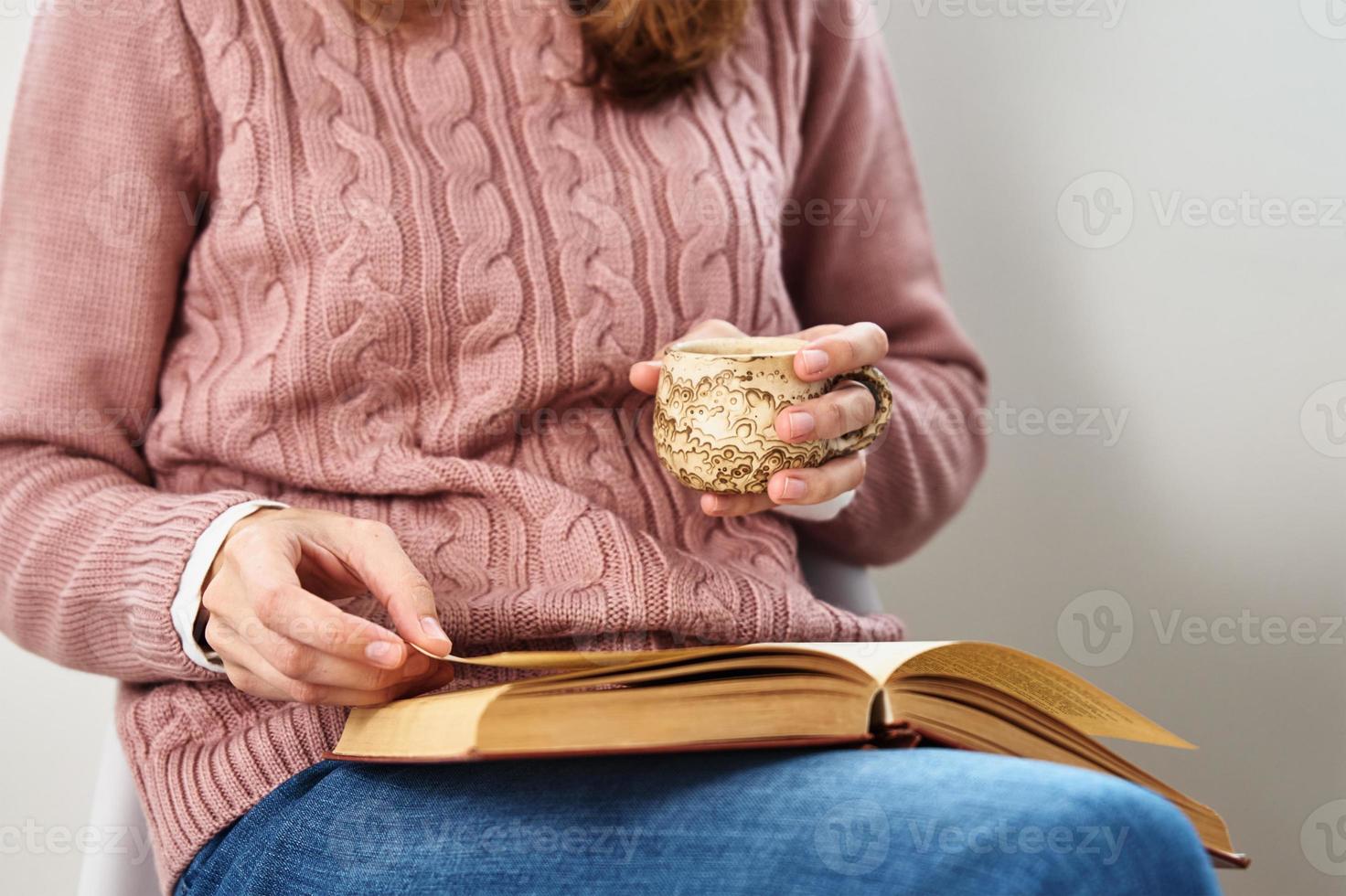 mujer sentada y leyendo un libro. concepto relajante foto