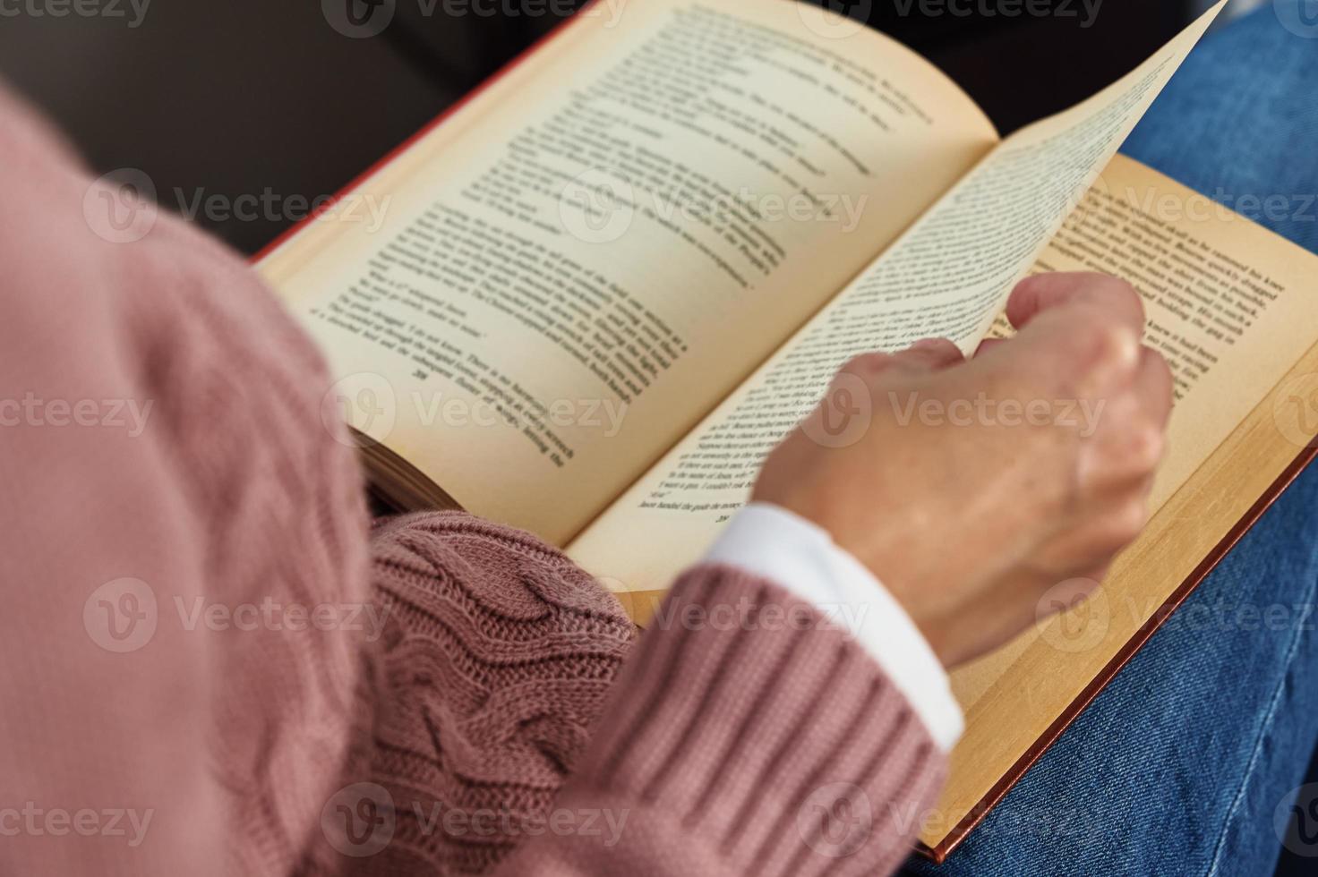 mujer sentada y leyendo un libro. concepto relajante foto