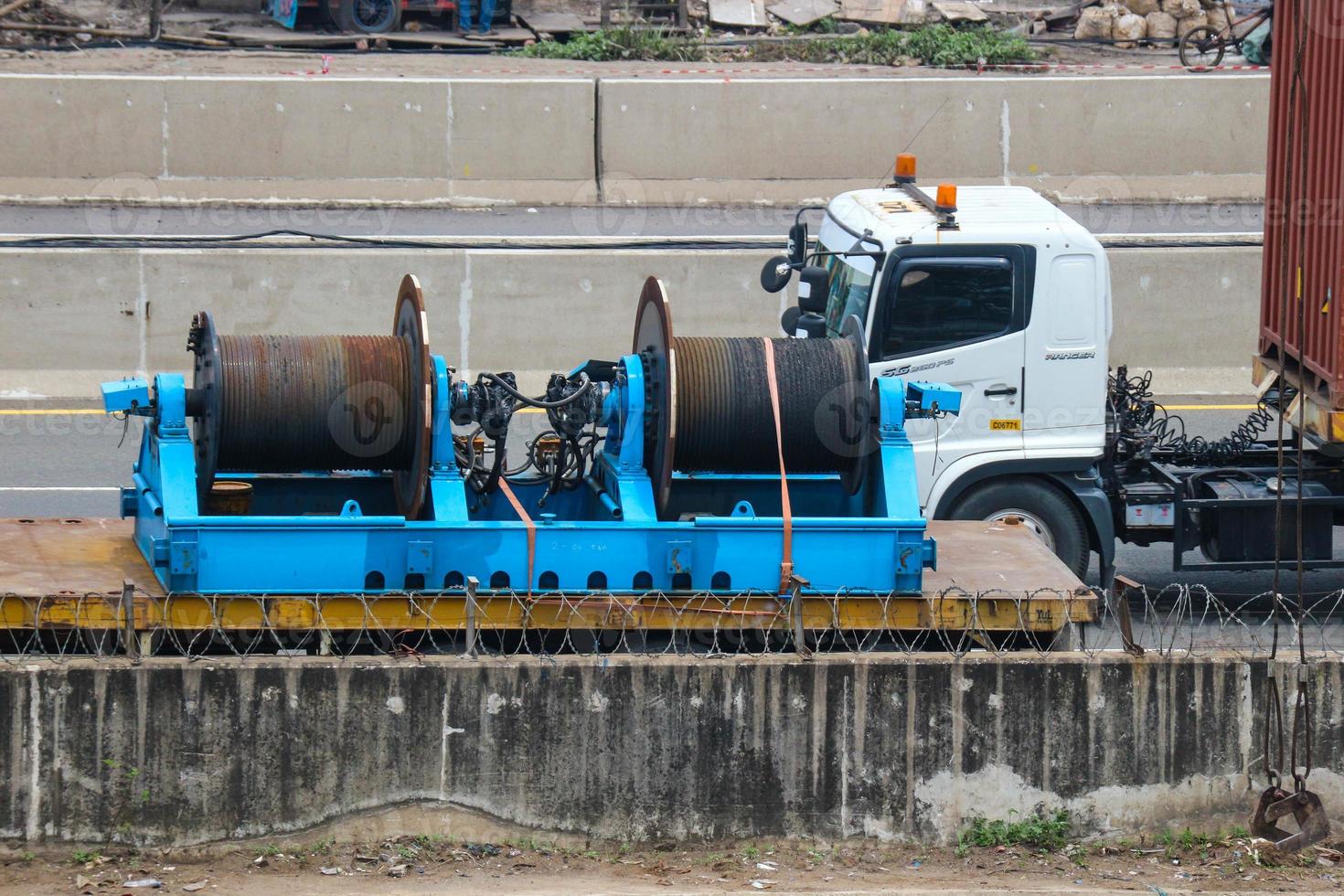 El cabrestante eléctrico de tipo friccional se utiliza principalmente para remolcar largas distancias y levantar grandes recorridos de varias estructuras de hormigón grandes y extragrandes. foto