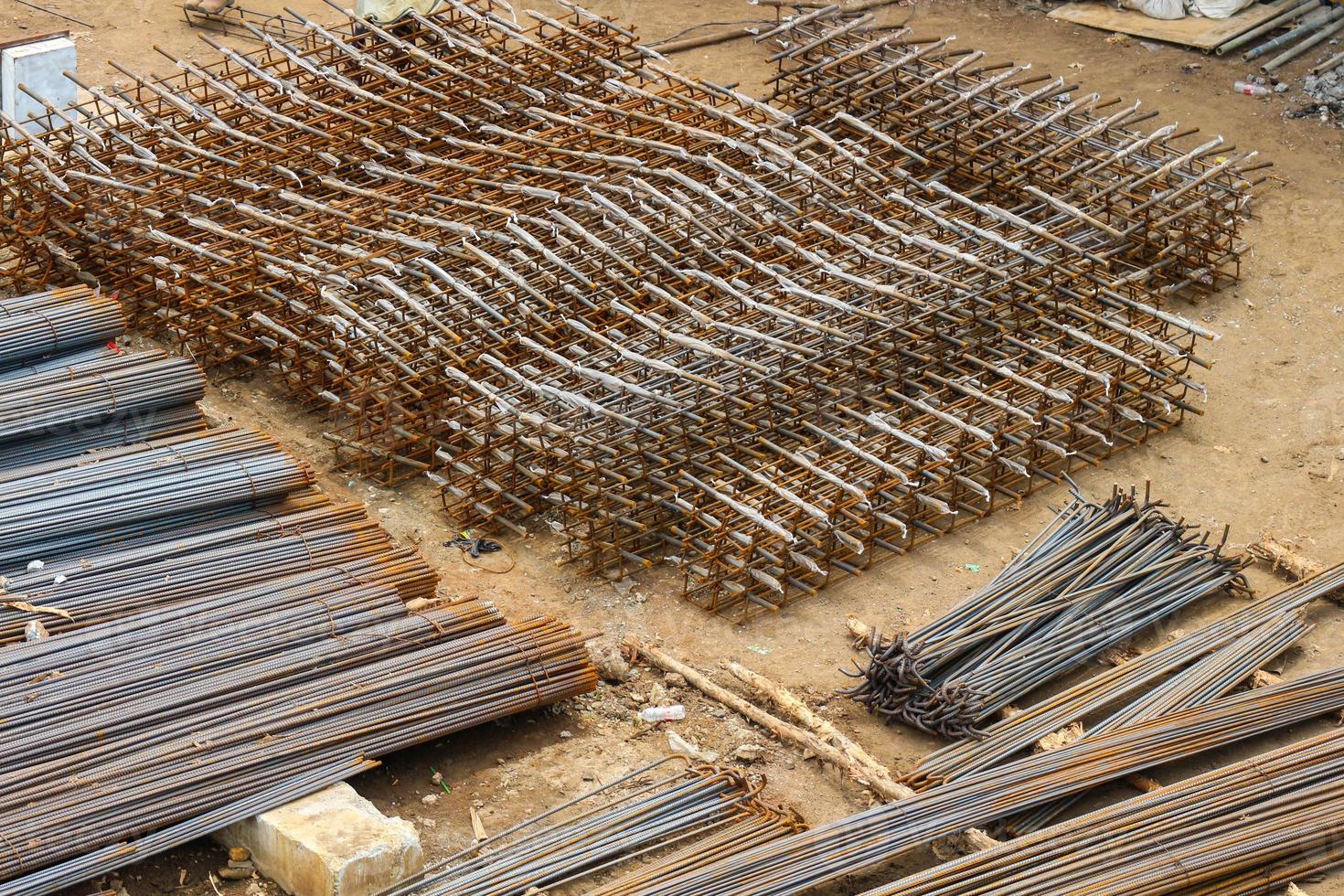 Refuerzo de acero de corral para la construcción de puentes. foto