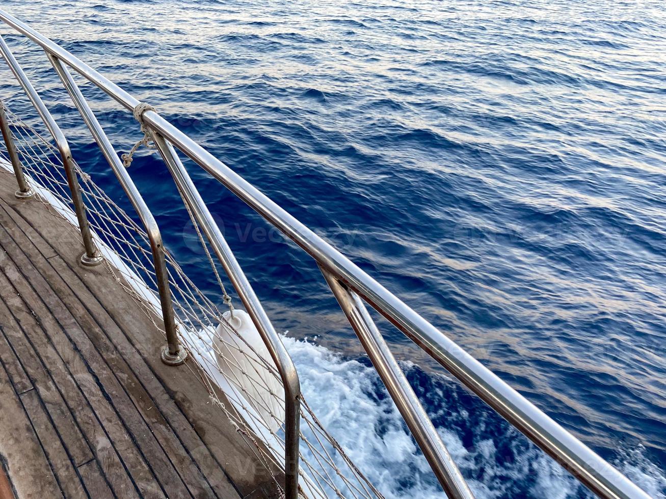 hermosa vista al mar desde la cubierta del barco foto