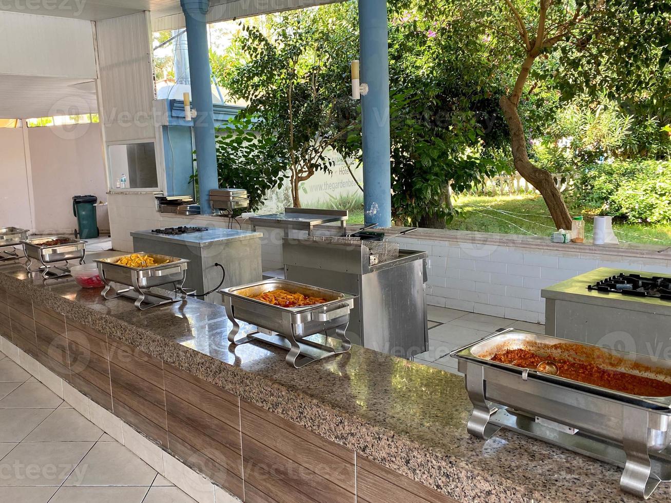 comida de cocina abierta en un hotel todo incluido en un paraíso turístico de vacaciones en un país tropical cálido foto