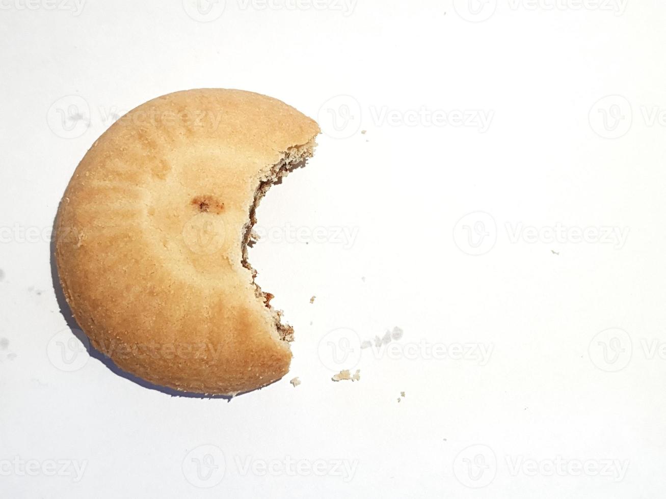 foto aislada de maamoul al batal cake. Galletas rellenas de dátiles cubiertas de chocolate.