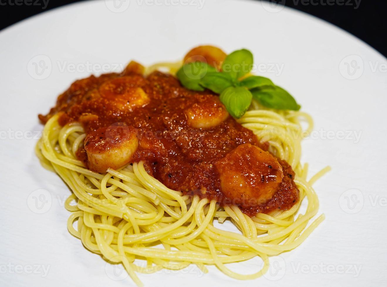 spaghetti rigate - pasta italiana con vieiras y gambas foto