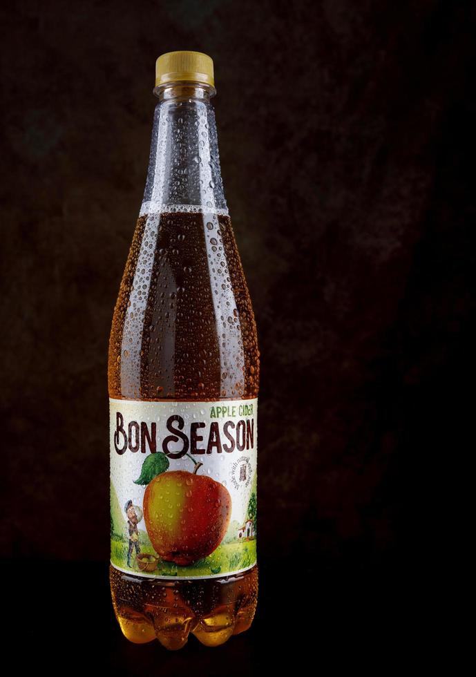 krasnoyarsk, rusia - 09 de junio de 2022 una botella de sidra de manzana de temporada bon contra un fondo oscuro. foto