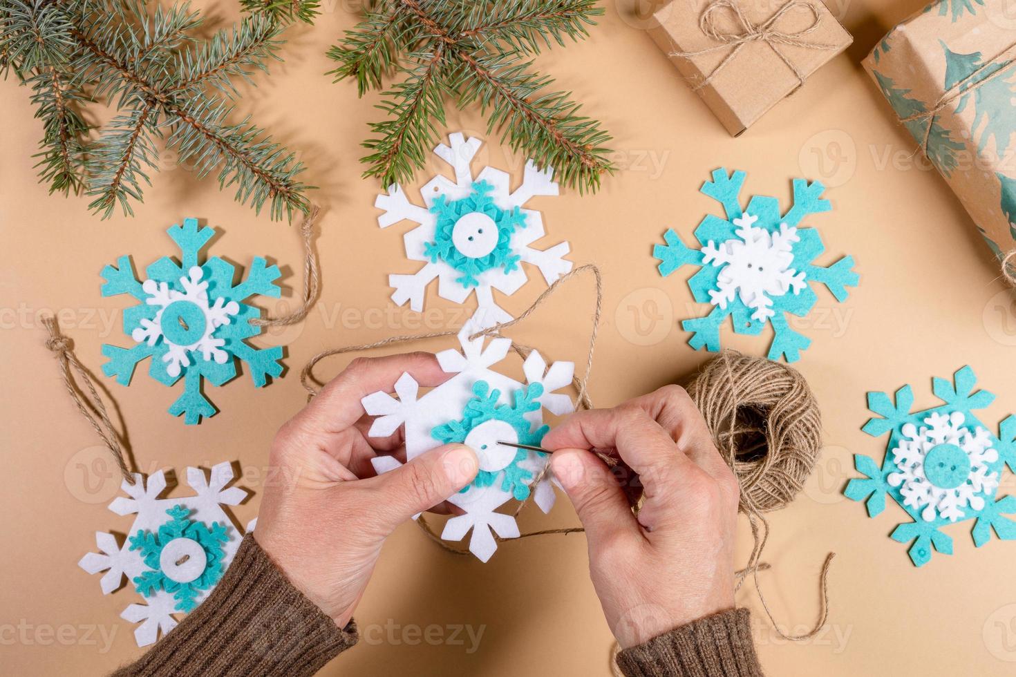 Step by step instruction of make DIY Xmas toy snowflake. Step 6 - Thread thick thread through holes in snowflakes. photo