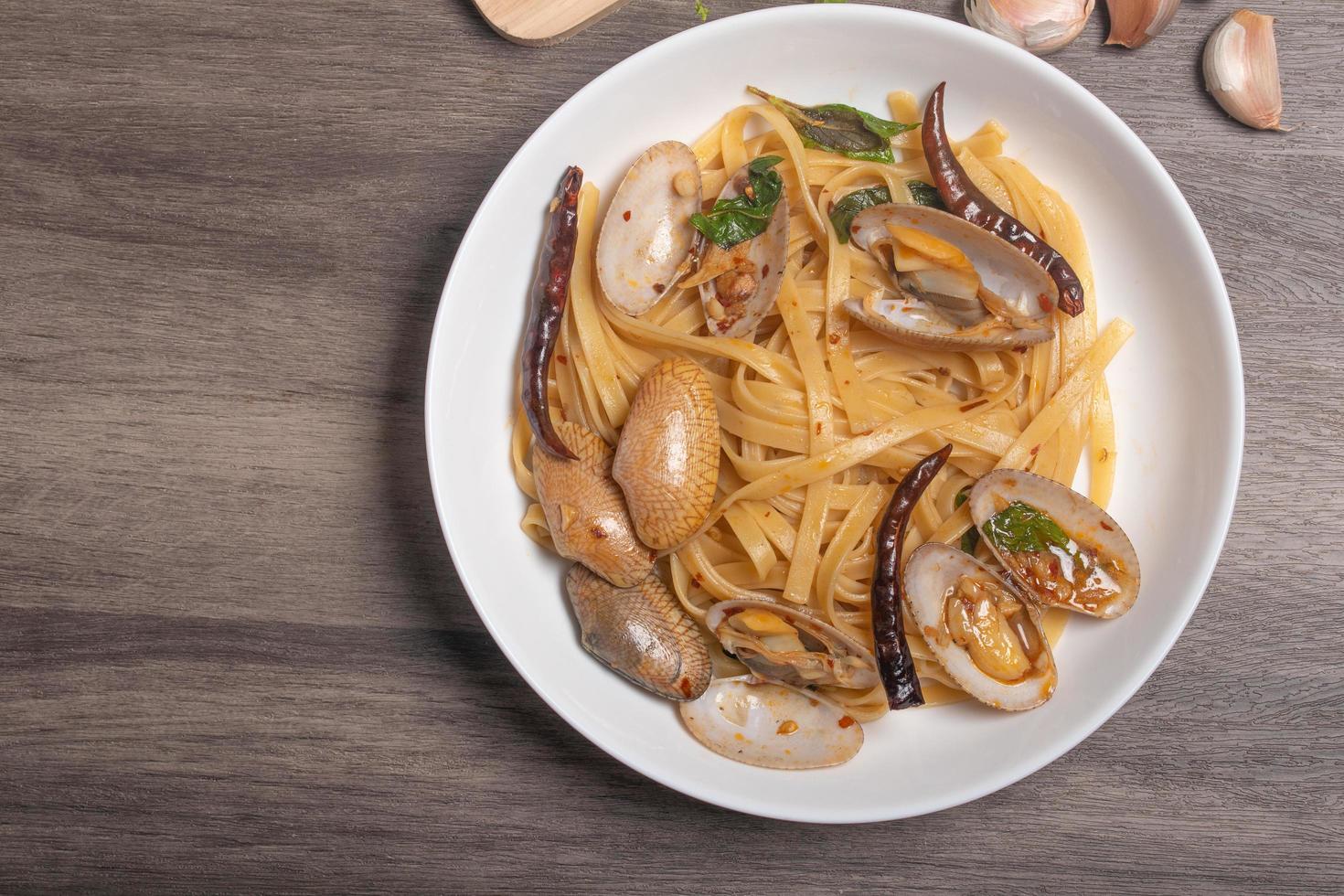 pasta salteada con almejas con albahaca y chili foto