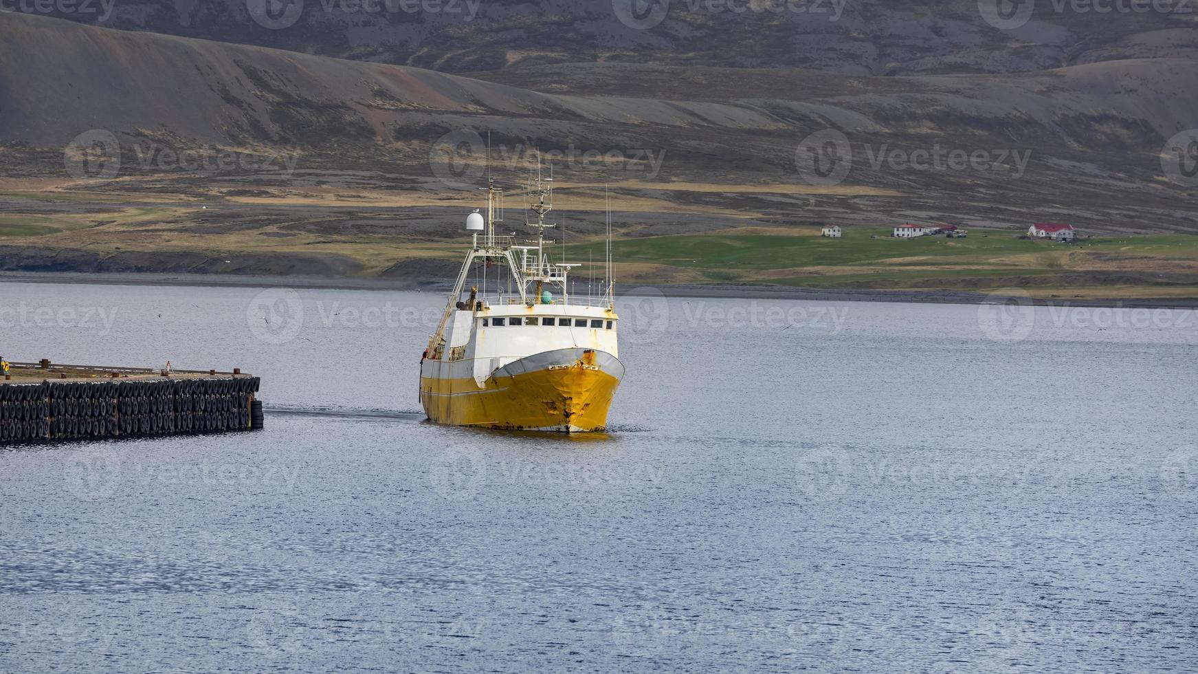 único gran barco de pesca comercial en la costa de islandia