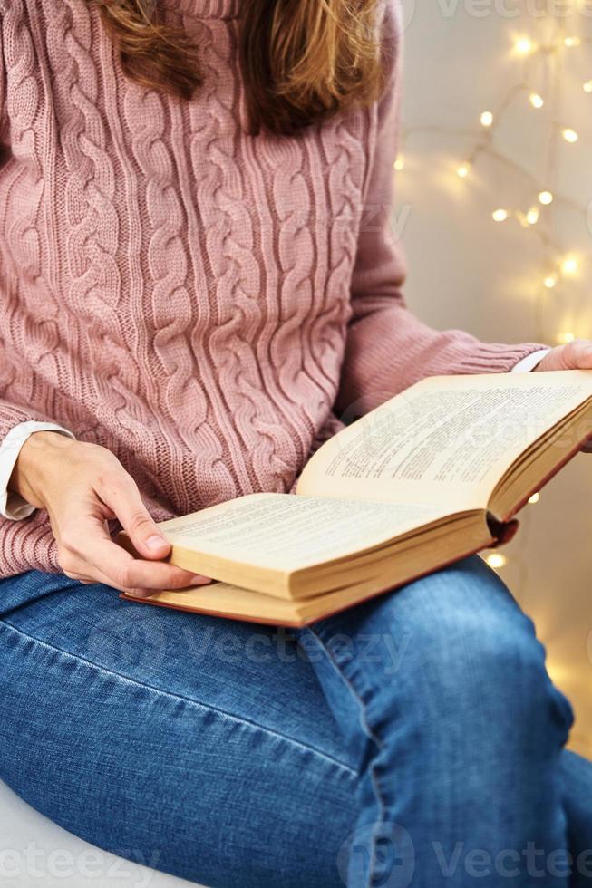 mujer sentada y leyendo un libro. concepto relajante foto