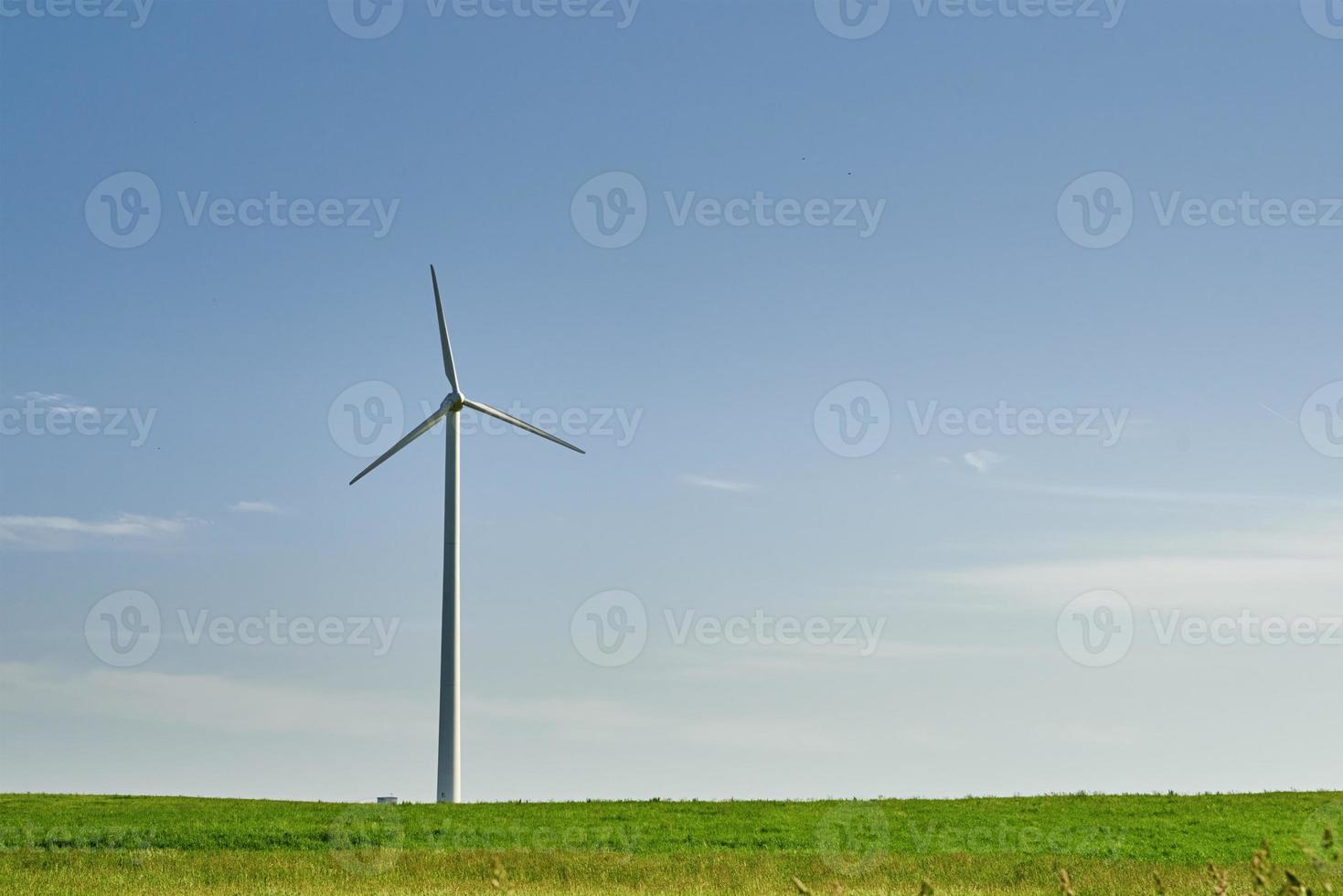 aerogenerador en el campo. concepto de energía eólica foto