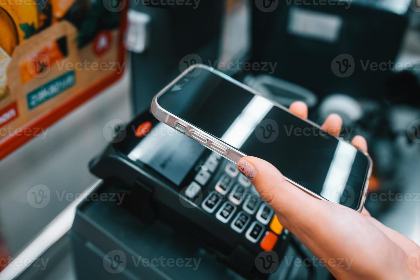 making mobile payments from pos device via mobile phone photo