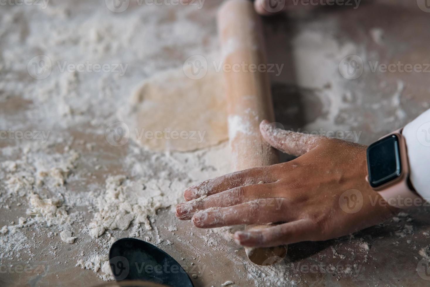 primer plano, de, mujer joven, rodar, masa, con, rodillo foto