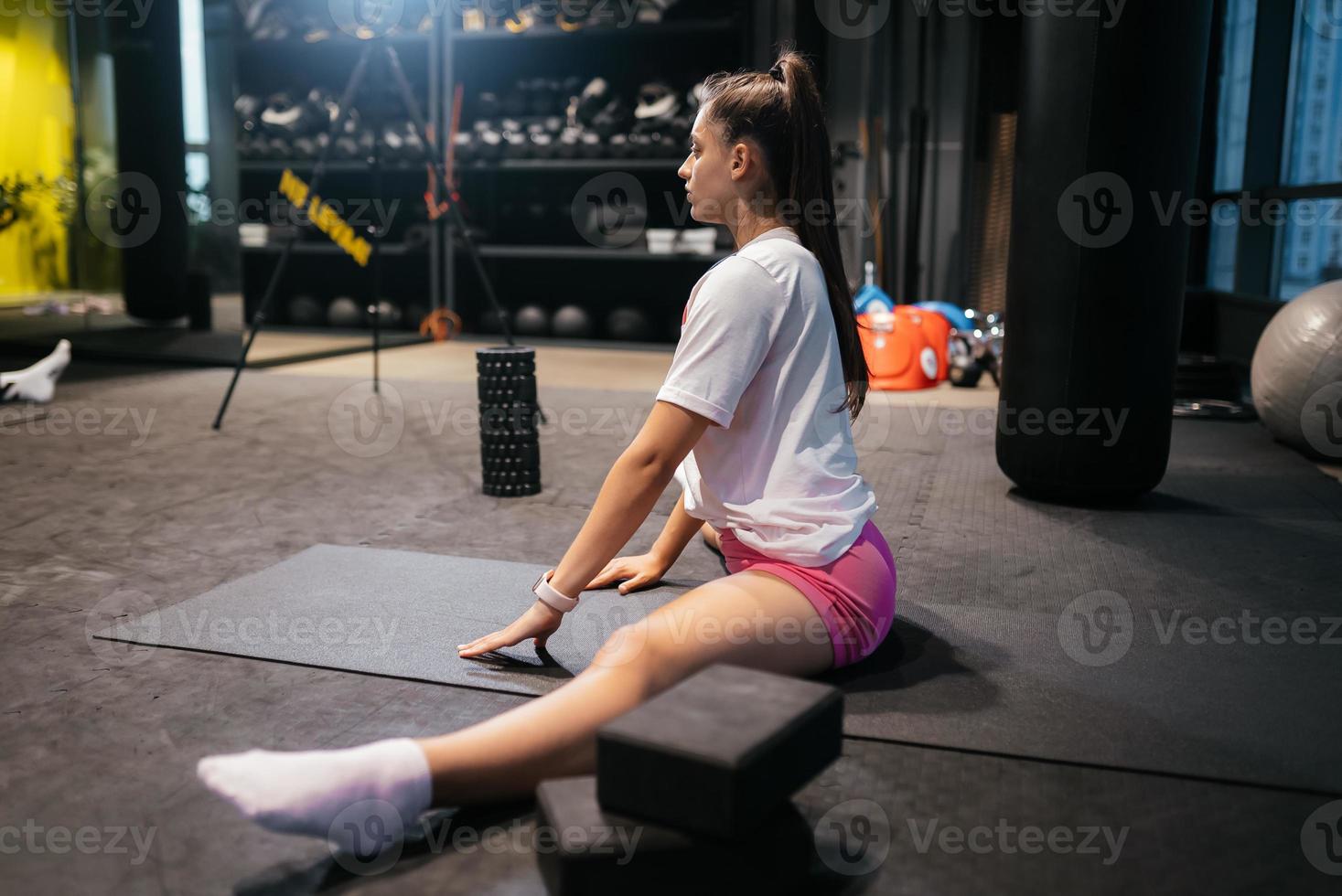 mujer joven haciendo ejercicio, haciendo yoga o pilates foto