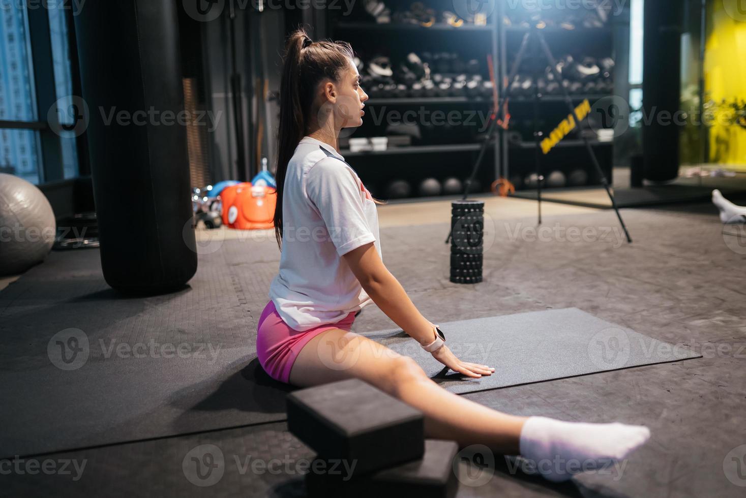 mujer joven haciendo ejercicio, haciendo yoga o pilates foto