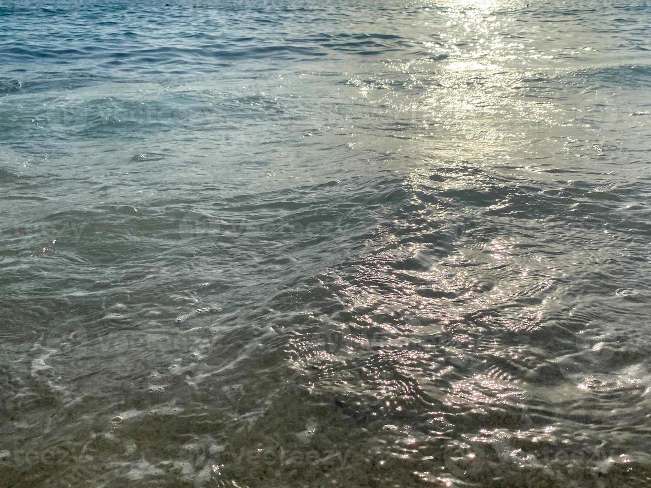 olas, salpicaduras de agua en la playa en el mar de vacaciones en un cálido paraíso turístico del este tropical del país resort de vacaciones. el fondo foto