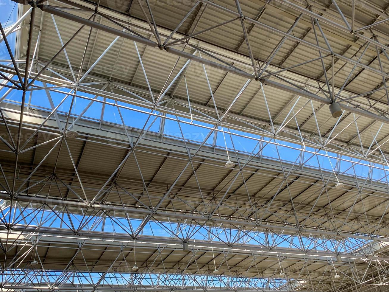 techo industrial metálico de un edificio de estructura de acero. fondo, textura foto