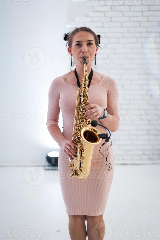 hermosa chica tocando el saxofón foto