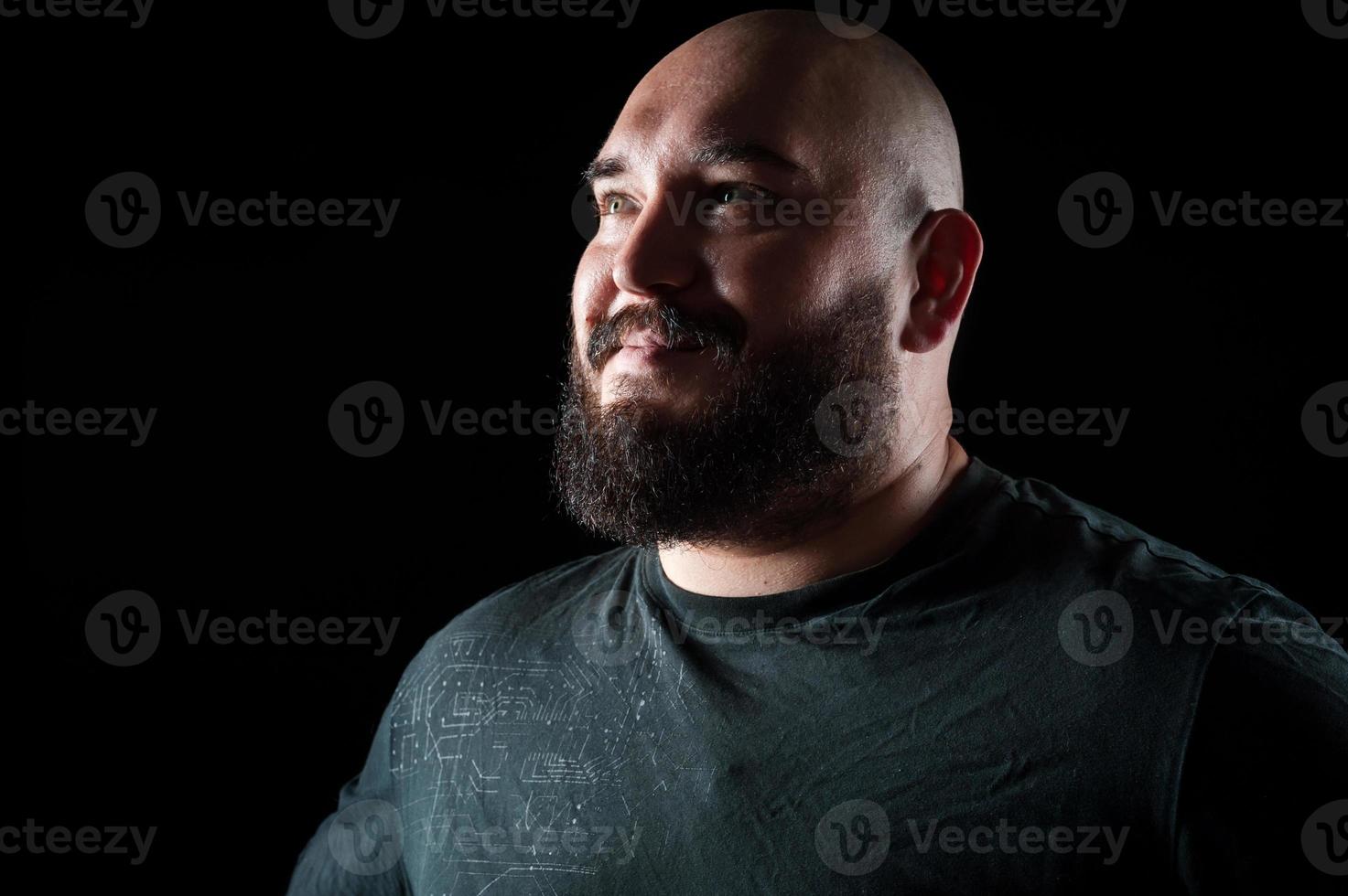 retrato de un hombre calvo en una camisa con barba foto