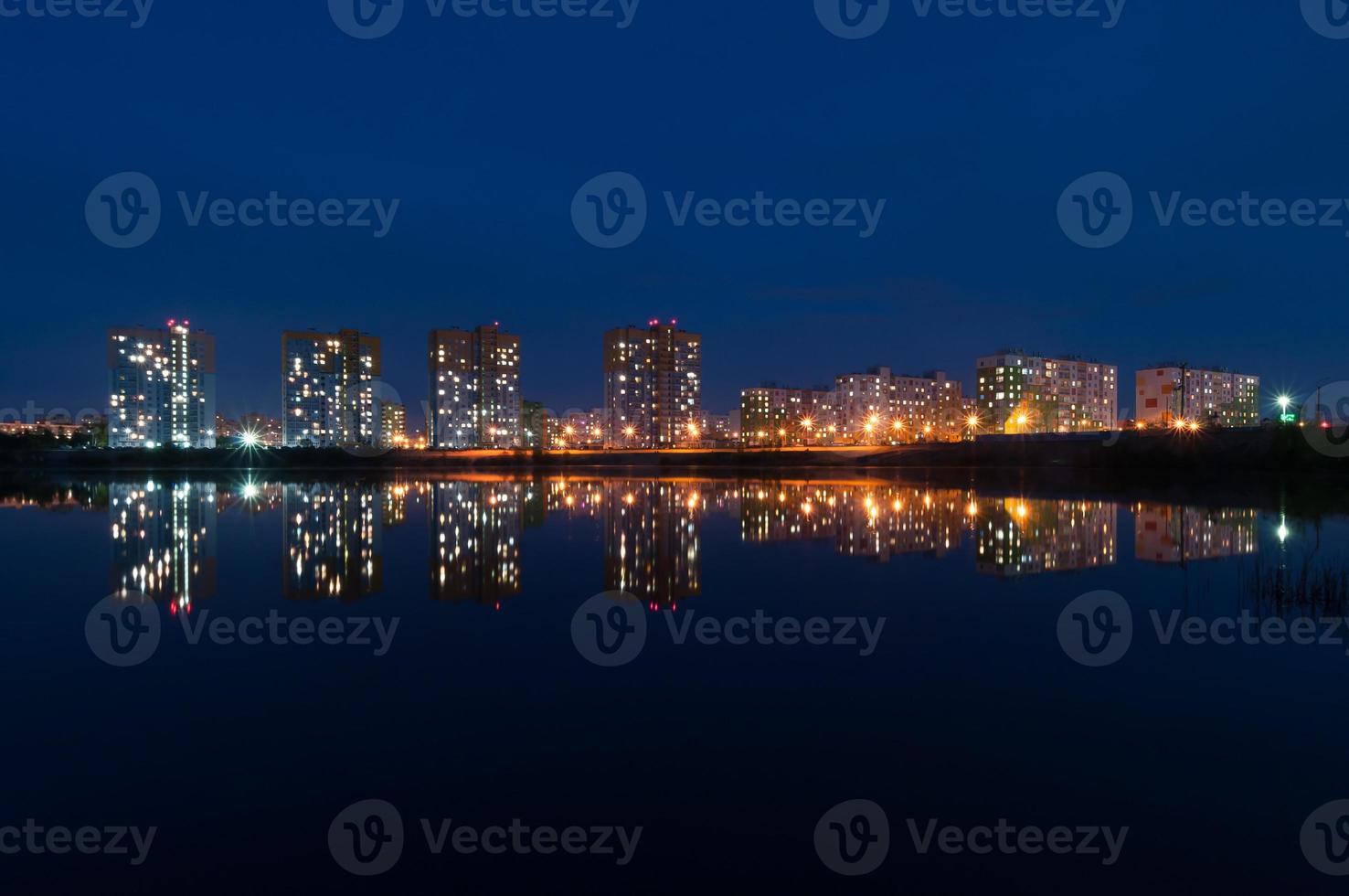 paisaje urbano en la noche foto