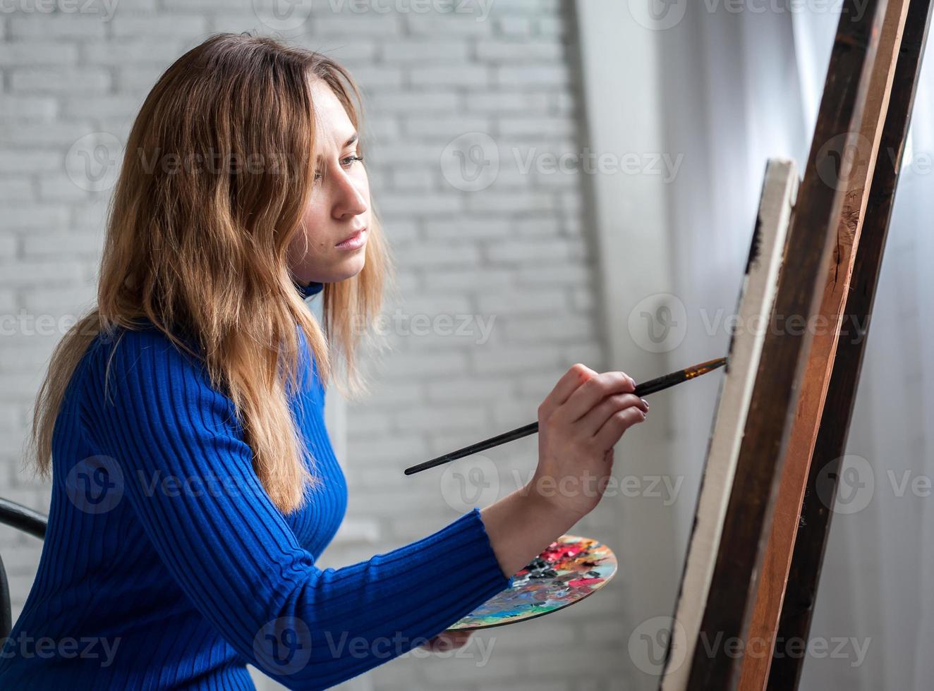 estudiante que tiene clases en el estudio de arte, para dibujar. foto
