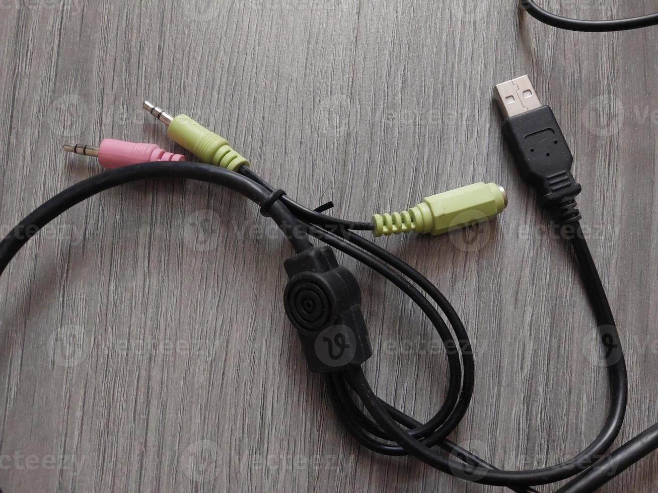 cables eléctricos de computadora para transferencia de corriente e información foto