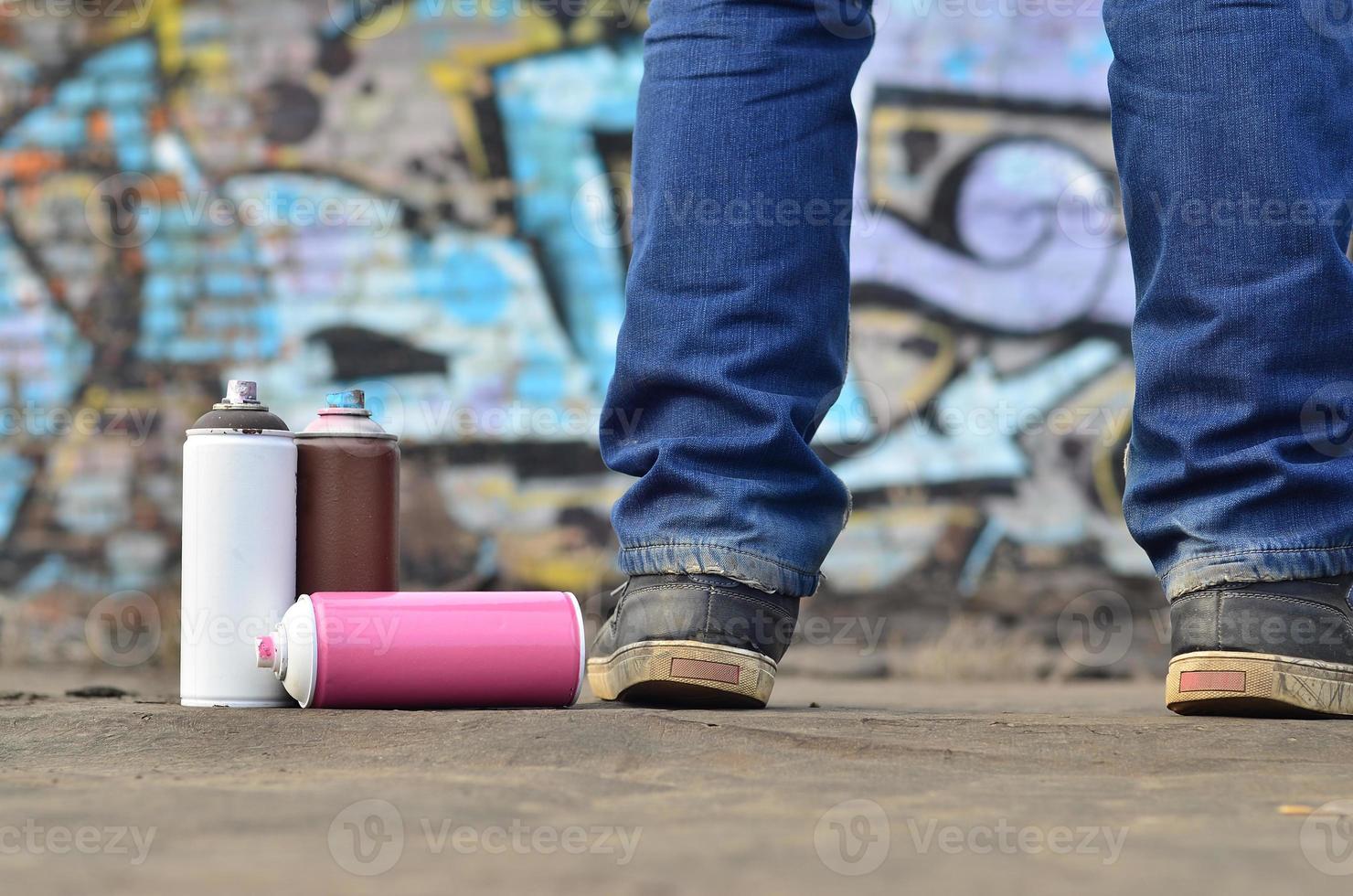 A photography of a certain number of paint cans against the graf photo