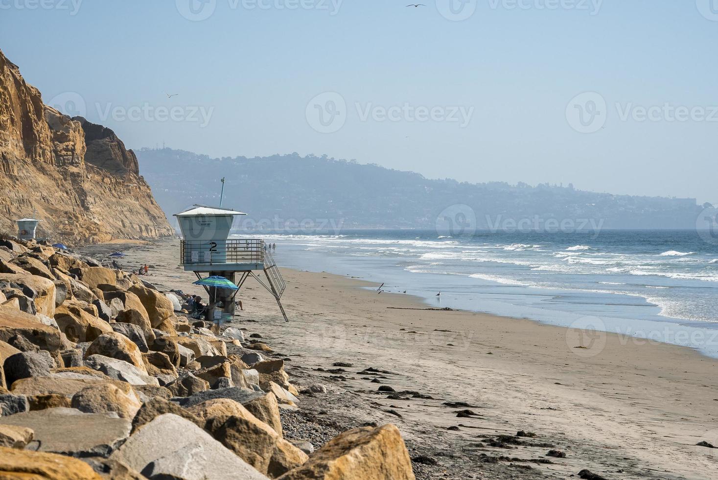 torre de salvavidas en la playa de arena y vista panorámica del mar en san diego foto